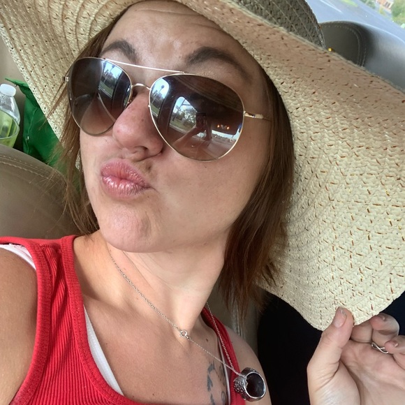 Meet your Posher, Brittany - Picture 2 of 5